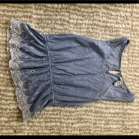 Boho Top with Eyelet Hem 🥰 - Picture 3 of 4